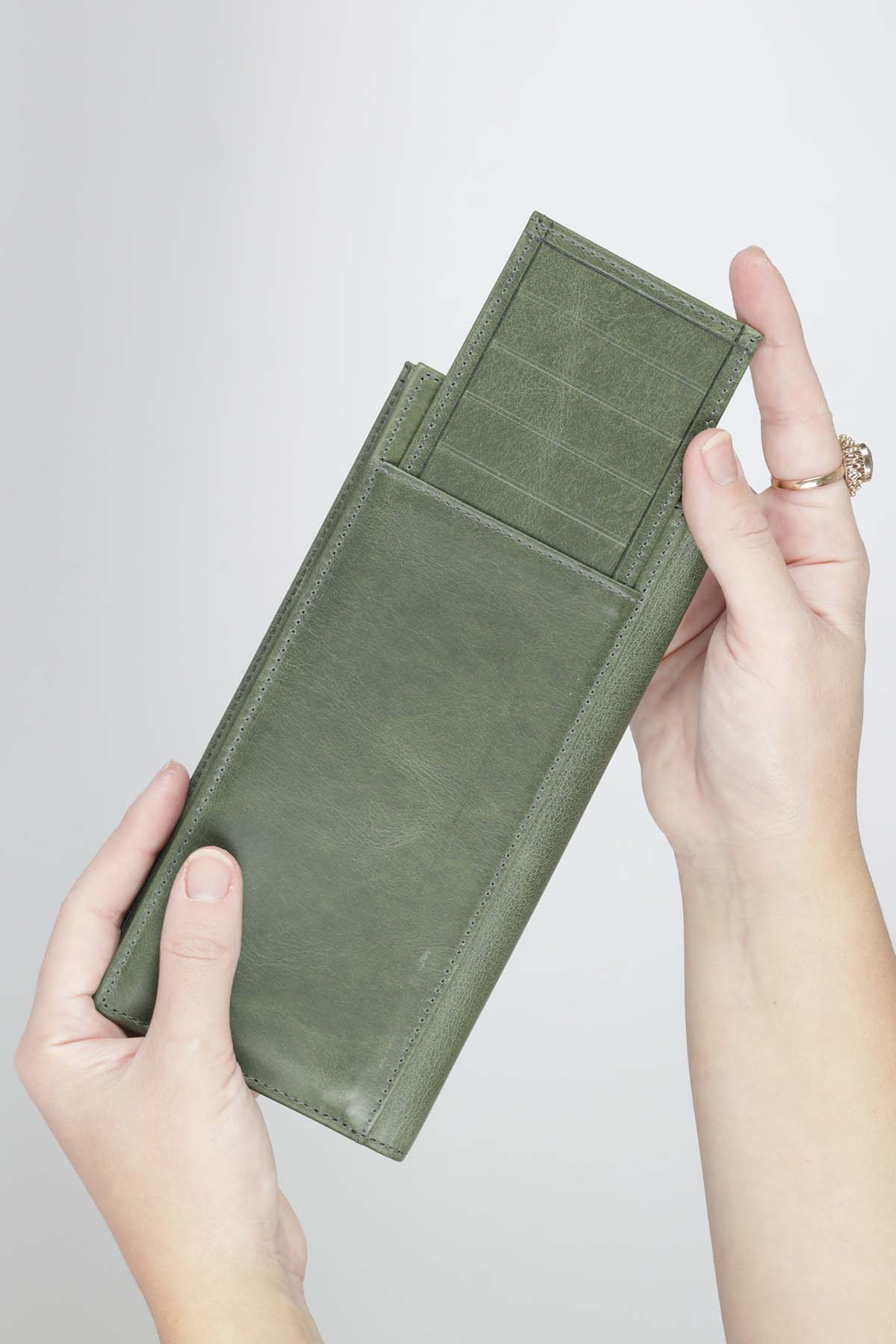 Cuerro Sagrada Hakiki Deri Haki Telefon Bölmeli Portföy Cüzdan - Görsel 2